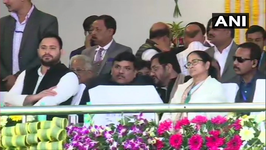 Look at the gloomy faces .. 
It looks less like Oath Ceremony and more Shok Sabha ...
#Jharkhand 
#JharkhandResults