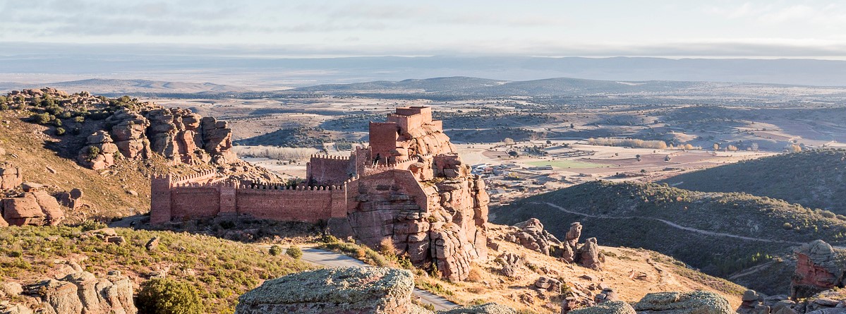 El castillo de #Peracense es uno de los más bellos e impresionantes de #Aragón. Se levantó en plena roca en el siglo XIII para defender la frontera con Castilla. Fue castillo feudal, cárcel e importante cuartel durante las guerras carlistas.

👉peracense.es/castillo/
<a href="/AdriJiloca/">ADRI Jiloca-Gallocanta</a>