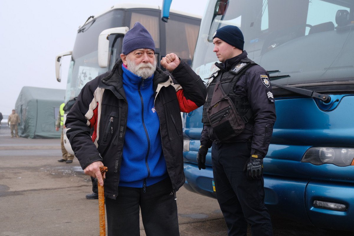 sashakots's tweet photo. 85-летний Мехти Логунов, которого Украина обвинила в госизмене и фактически пожизненно заперла в тюрьму, на обмене. Мощный старик! https://t.co/gjAvBTqUft