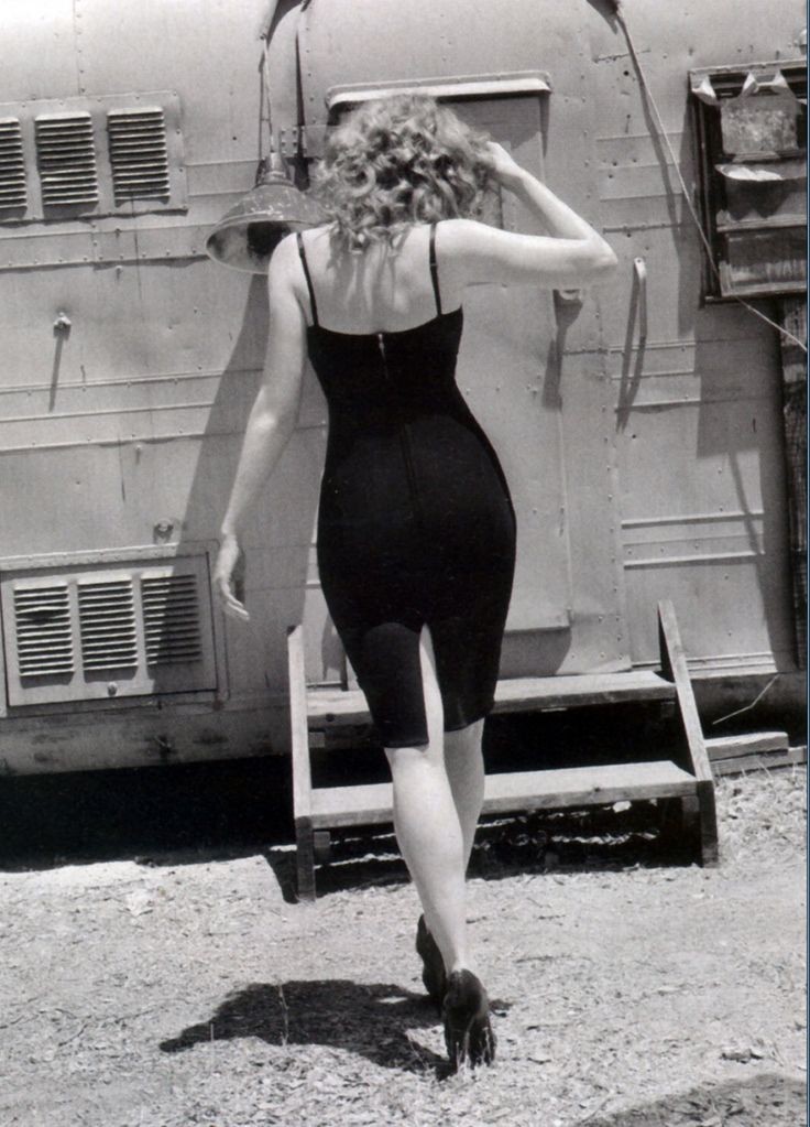 Juste_Etre2610's tweet image. La dépression est comme une femme vêtue de noir. Si elle arrive, ne l’expulsez pas ; invitez-la à table comme s’il s’agissait d’une convive et écoutez ce qu’elle a à vous dire. 

Carl Gustav Jung