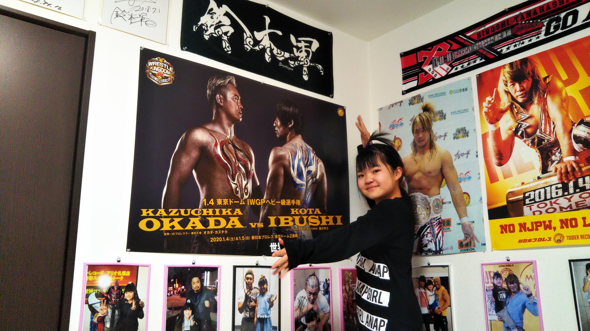 土田 燈 愛娘 が 新日本プロレスワールドカフェ のガチャポンにて特賞のオカダカズチカvs飯伏幸太 非売品特大ポスター Amp 副賞の非売品新日tシャツをダブルで当てる イャオゥッ 新日本プロレス 新日本プロレスワールドカフェ 千歳アウトレット