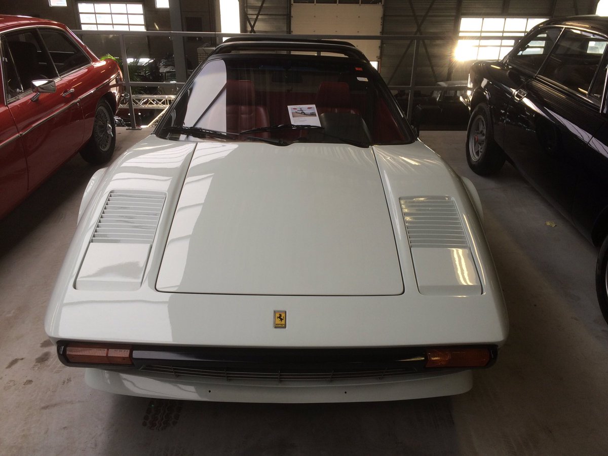 PieterBotman's tweet photo. Hoe eighties wil je het hebben? Jammer dat een snor mij niet staat. Mag borsthaar eigenlijk nog wel Heutzutage? #Ferrari #autoveiling #Brummen #Magnum https://t.co/zkmmzDToYL
