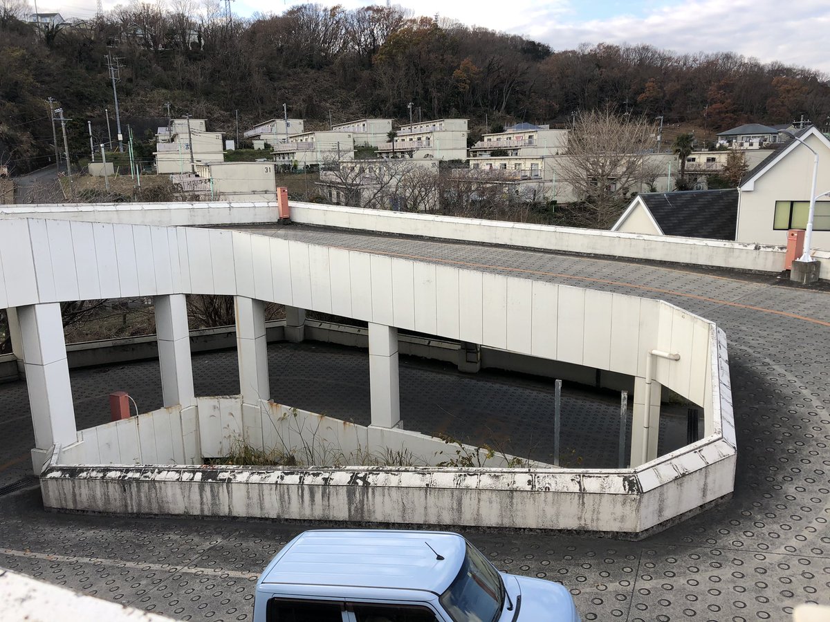 Jp Super マックスバリュ東海 ザ ビッグ二宮店 ヤオハンなサインも残る 屋上駐車場に出てみたら カクカクしたスロープの向こうに住宅群が 県営テラス住宅だそうな Jp Super マックスバリュ東海 ザ ビッグ二宮店 ヤオハンなサインも残る 屋上駐車場に出てみたら カクカクしたスロープの向こうに住宅群が 県営テラス住宅だそうな