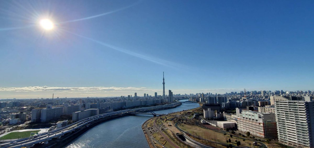 kobmm_jp's tweet photo. 朝成田空港空の湯スポーツマッサージ総合センターに出勤する前に写真撮りました。スカイツリーと富士山の風景。お天気のように空の湯が繁栄するように https://t.co/6WMO1PpIaz
