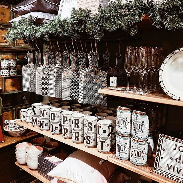 OlivettInterior's tweet photo. Currently contemplating whether or not to take down the Christmas decks before we leave to stay at my parents house for NYE... it would be nice to not have to pack them away once we get back but I think I might miss them if I do it too soon. 🎄✨
•… https://t.co/9zXl3J3Iv3 https://t.co/dC0M8RZwR9