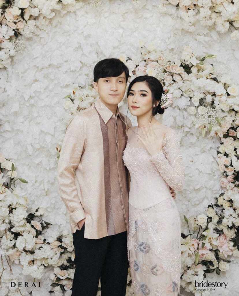 bbi_daily's tweet photo. Penyanyi yang baru saja melepas album ‘LEXICON’ tahun ini, @isyanasarasvati, baru saja melangsungkan pertunangan dengan sang kekasih, Rayhan Maditra. Selamat, Isyana! ❤️

📸: Derai Studio / @TheBrideStory 

#isyanasarasvati #billboardid https://t.co/eyHmMOkCvO