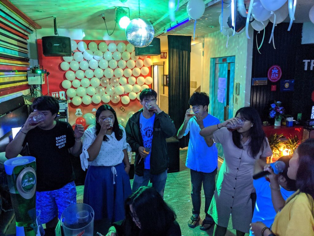 xiaoshuting's tweet image. คือประธาน 5 คน (เอาของเเต่ละรุ่น) มา 5 ชอตเพียว ตั้งเเต่เเรกๆ ละแบบเมาไม่ได้เพราะทุกคนเละ ประสบการณ์เหี้ยชห. แบกคนเมากันขึ้นหอชั้น 4 ที่ไม่มีลิฟต์ ผลคือ กูขยาดเเอลกอฮอล์ตั้งเเต่วันนั้น ....ไม่เเตะเลยจ้า (11) #Kmem