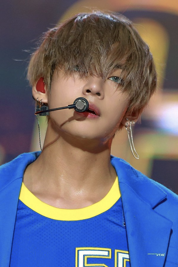 yeontazn's tweet photo. kim taehyung saying fvck gender norms or fragile masculinity and showing support to the LGBTQ+ community and artists; a thread.

#HappyBirthdayTaehyung #HappyTaehyungDay #BornToVLoved @BTS_twt https://t.co/CsMEk7QlDi