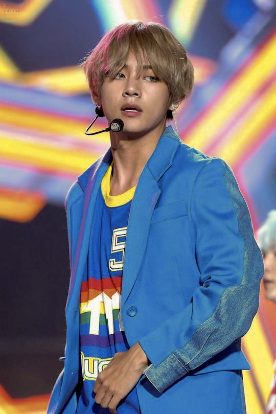 yeontazn's tweet photo. kim taehyung saying fvck gender norms or fragile masculinity and showing support to the LGBTQ+ community and artists; a thread.

#HappyBirthdayTaehyung #HappyTaehyungDay #BornToVLoved @BTS_twt https://t.co/CsMEk7QlDi
