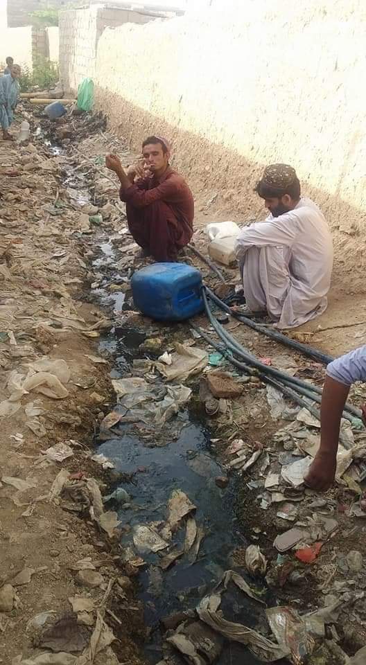 MuqeemKakar1's tweet photo. ہمارے بلوچستان میں  عوام کو سر چھپانے کیلئے چھت نہیں، ہاسپیٹل میں دوائیاں،اور سٹرکچرز نہیں ، عوام پینے کے لئے صاف پانی کے بوند بوند کو ترس رہے ہیں ، پڑھنے کے لئے سکول اور ٹیچر نہیں مگر، 
37 ارب وفاق کو واپس کر دیا جاتا ہے 
سلیکٹڈڈ وزیر اعلیٰ 
😭😭😭😭😭
#GiveRights2Balochistan https://t.co/YLBgm8HpaB