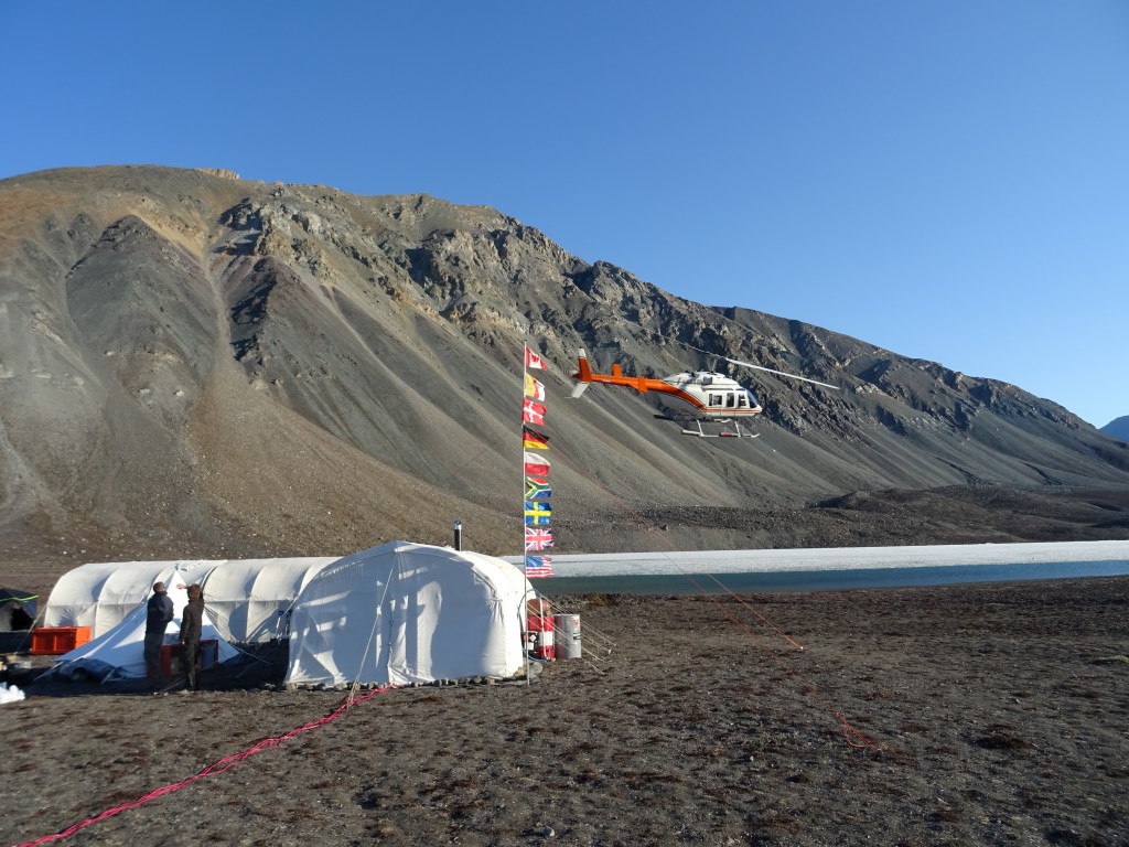 RNCan's tweet photo. La recherche scientifique, c’est du sérieux, surtout dans l’#Arctique! Heureusement, on a le Programme du plateau continental polaire pour nous aider.

Pour tout savoir à ce sujet, écoutez le dernier balado de la #ScienceSimplement https://t.co/hMPld6mzNF #MoisDeLaScienceArctique https://t.co/ORlxfD77XG
