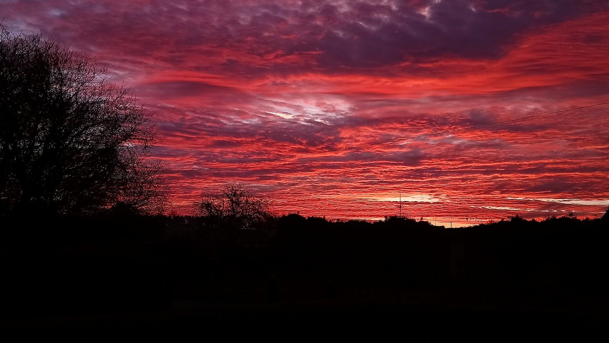 jackson0164's tweet photo. @Hudsonweather sunset over huttons ambo, North Yorkshire today. https://t.co/o1rkwrp5ir
