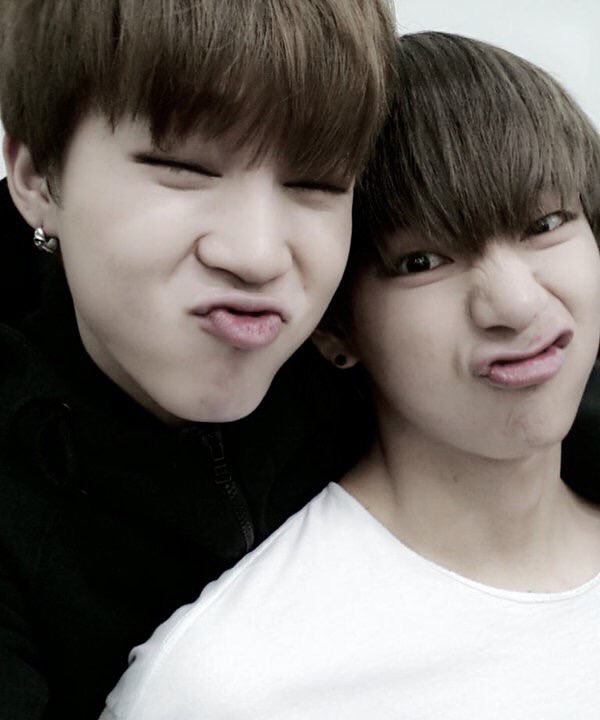 stussyjimin's tweet photo. happy birthday taetae 🍓

#BornToVLoved
#HappyBirthdayTaehyung 
#OurPreciousWinterBearV https://t.co/b1InTscOXT