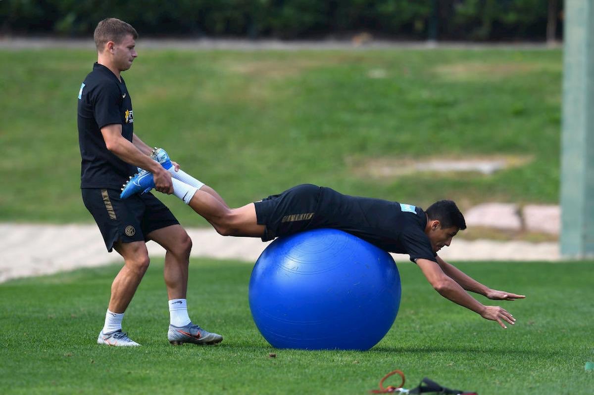 SoloAmala's tweet image. باريلا وسانشيز شاركا بالجزء الأول من التدريبات مع المجموعة اليوم.