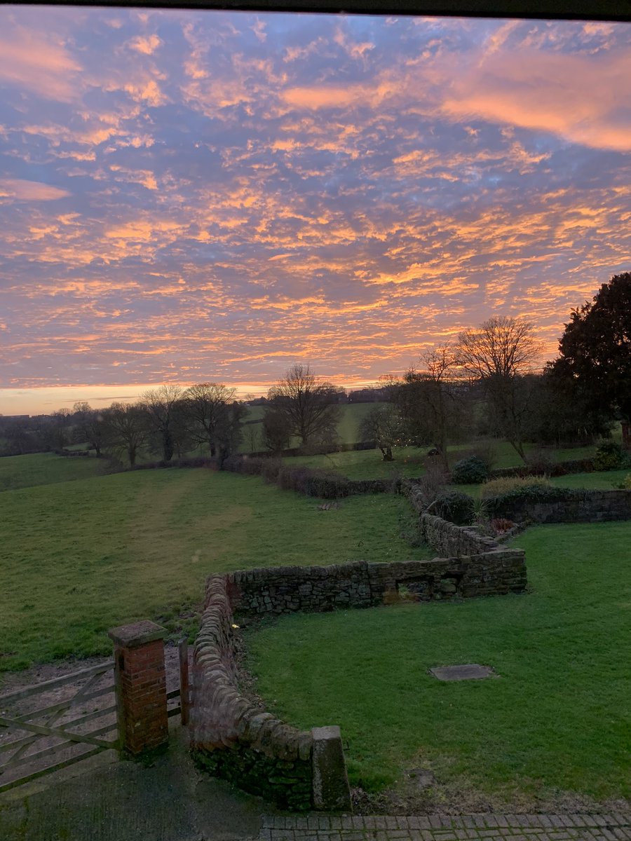 john_henry732's tweet photo. Stunning afternoon here 🏠❤️ 
#thelongbarn https://t.co/TDpriFSMJH