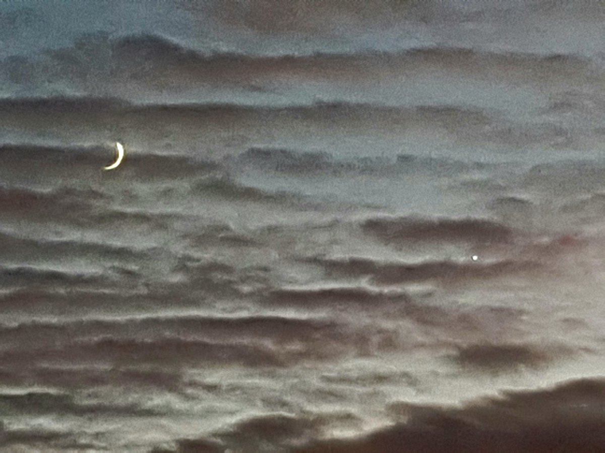 frankdeboosere's tweet image. Nu in het zuidwesten een mooie maansikkel en rechts de planeet Venus.