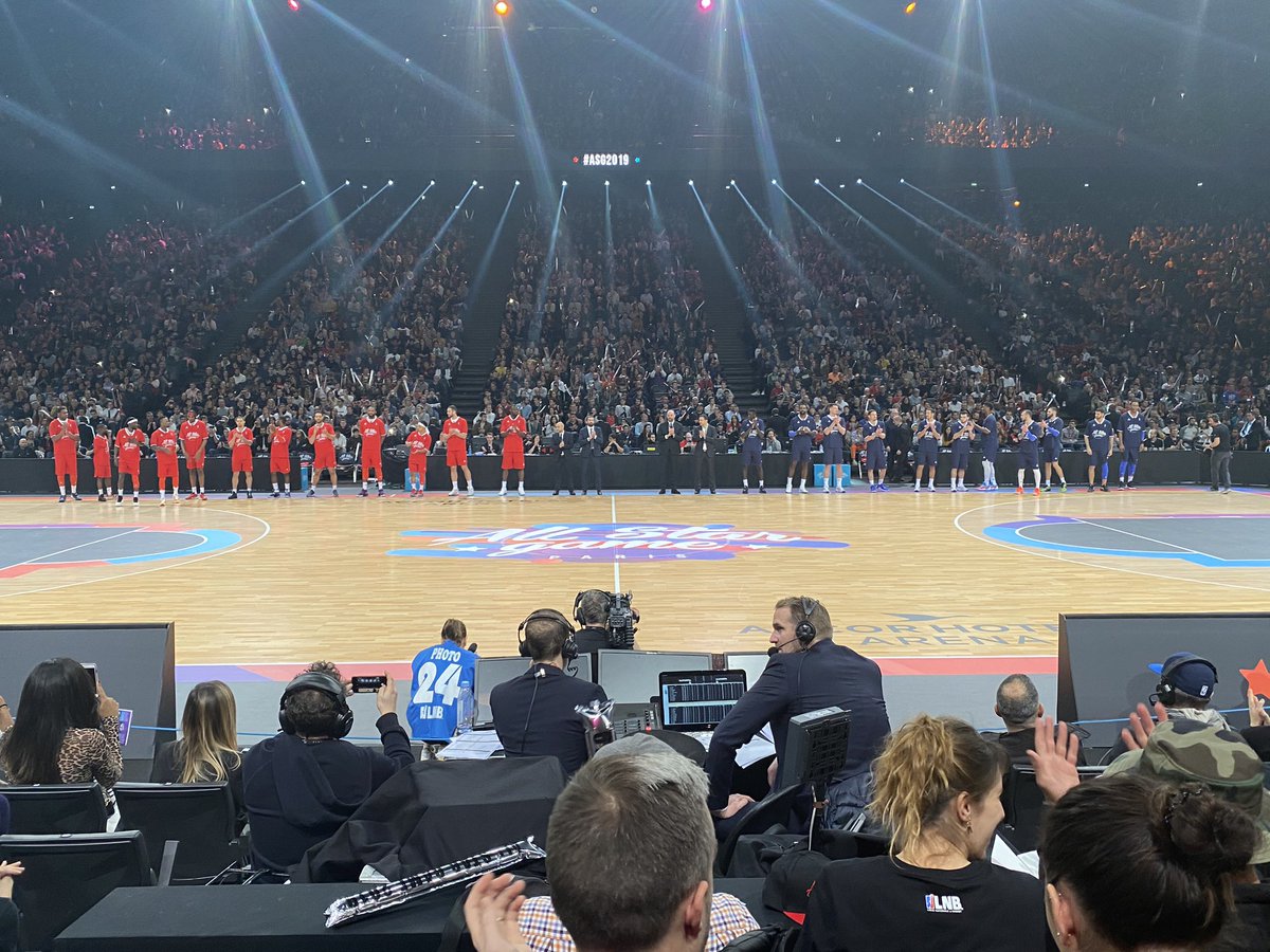 denainvoltaire's tweet photo. Presentation des équipes du #ASG19 avec notre Coach Remy Valin bien en place sur le parquet avec deux ex-Denaisien : @izaycordinier et Yanis Morin! 🤩
Ex-dragon également, nous avons une pensée particulière pour @Chimdogg_ exceptionnellement absent aujourd’hui ! https://t.co/CPoeKfvYda