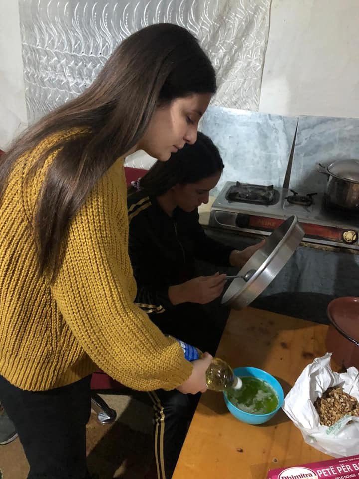 DangoDritan's tweet photo. #NukFestojmëPaJu Bashkë me Xhetin, Grejsin dhe të rinjtë e #FRESH8 ishim në familjen Jata. Ju lumshin duart vajza për përgatitjen e bakllavasë 🥮🤗 #festojmesëbashku #gezuar2020 #zemraTiranës https://t.co/uGBmXa6juM