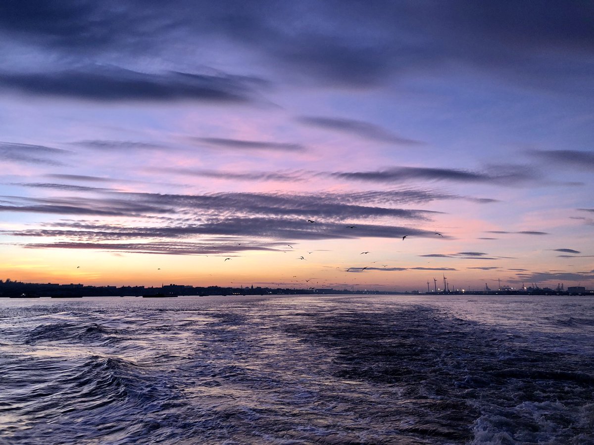 Rosstugcapt's tweet photo. Enjoying the sunsets working on the Thames #tuglife #rotortug #rtambition https://t.co/HrYPKrqp1T