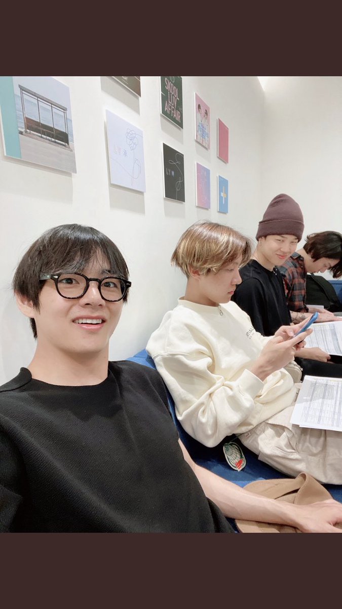 SeokjinnieO's tweet photo. Jimin in the background🤣I’m dying🤣💕 https://t.co/QYXXJxiqgj