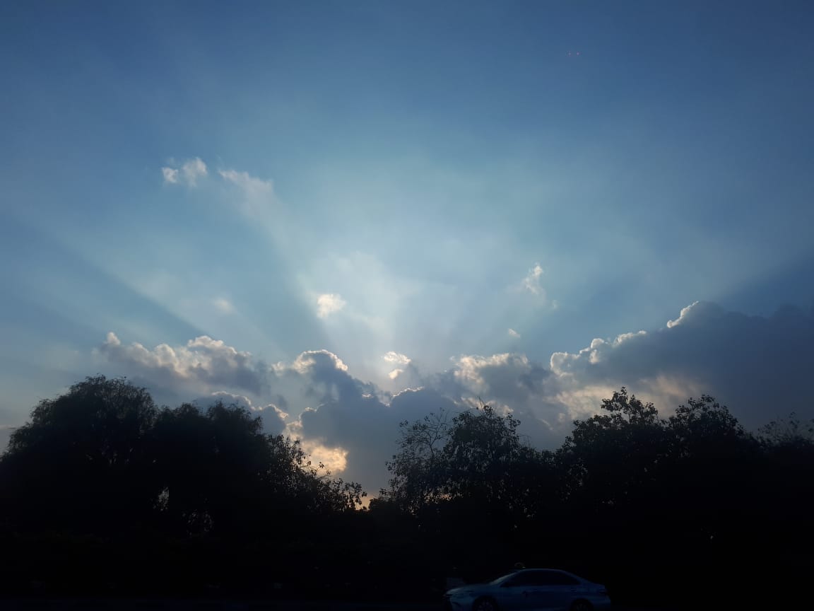 Pencilmanofuae's tweet photo. An awesome sun which rises to bring brightness everyday

An realsome sun which is ready to set in dubai today

I will rise again as everyday even day after but you will say sun has risen in 2020
I am the same year on year but you will say bye bye 2019 and happy new year 2020 https://t.co/fU5rjBUCE3