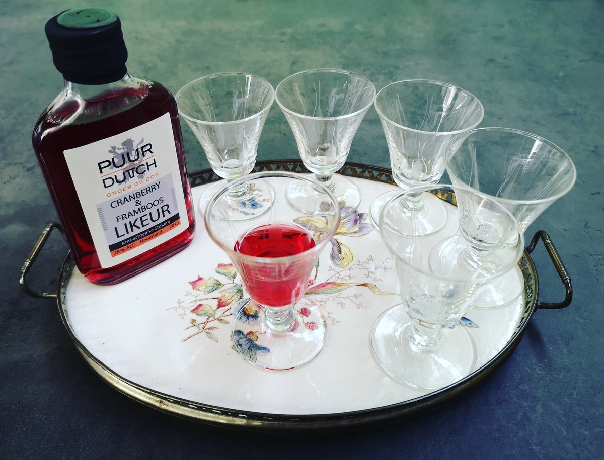 Puurdutch_nl's tweet photo. Onze unieke Cranberry & framboos likeur koel geserveerd in prachtige antieke leerdam glaasjes. Heerlijke zondagmiddag. #happysunday #Puurdutch #puurdutch_nl #Best #noordbrabant @cparkbata @n9neboxtel #Puur #handmade #dutchmade https://t.co/cFOqseMEEP