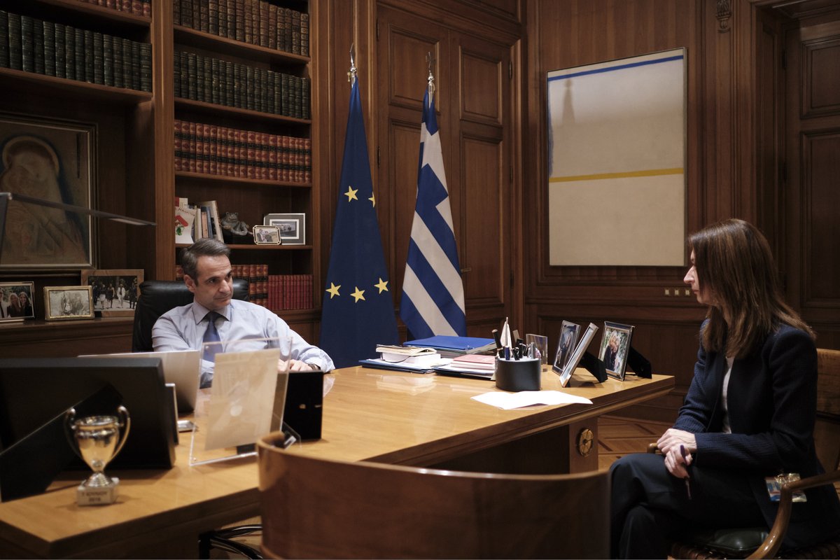 PrimeministerGR's tweet photo. Το 2020 θα σηματοδοτήσει το οριστικό τέλος της κρίσης και την αφετηρία μιας δ��καετίας συνεχούς προόδου. Ο δημοσιονομικός χώρος θα αξιοποιηθεί για τη μείωση της εισφοράς αλληλεγγύης, ένα μέτρο-αιχμή υπέρ της μεσαίας τάξης. Συνέντευξη στο Βήμα της Κυριακής. https://t.co/DPF9pXA4BL https://t.co/5YWTM21HyO