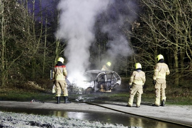 Auto brandt volledig uit op doodlopende weg langs A73: politie vermoedt brandstichting ..