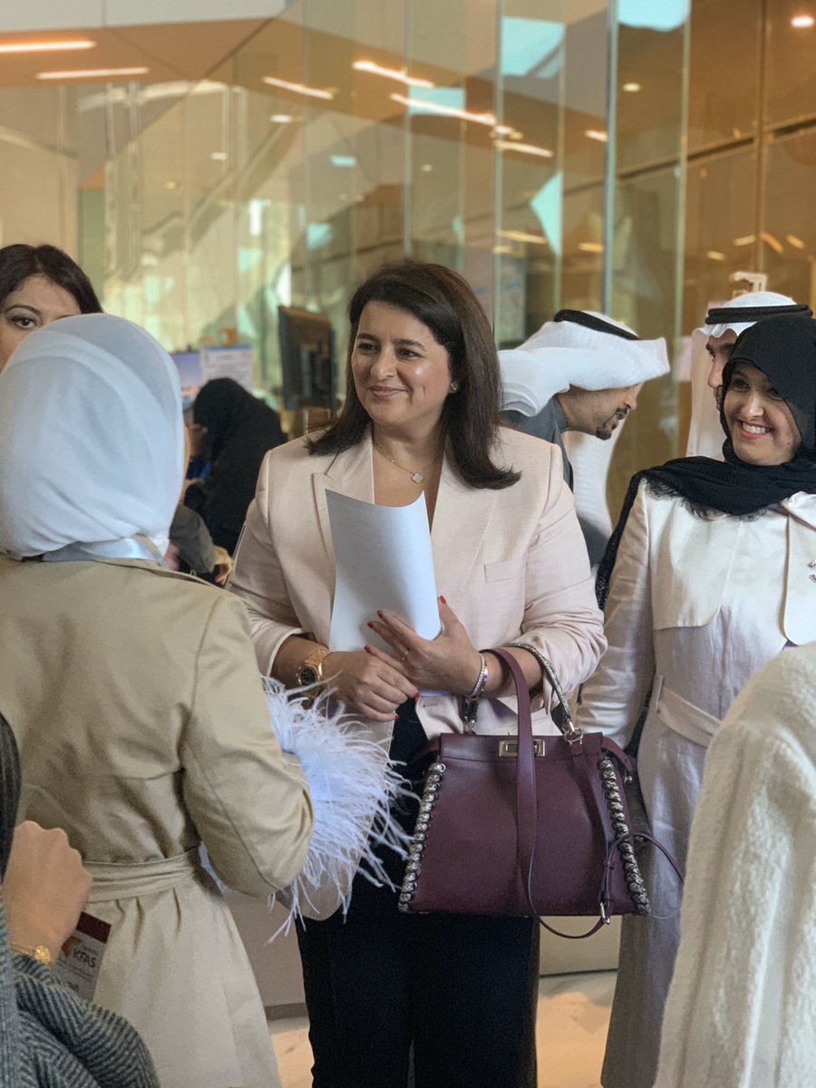 ETAC_ENG's tweet photo. مقتطفات من اليوم الأول 
و جولة معالي وزير الأشغال العامة و وزير الدولة لشؤون الإسكان د. رنا الفارس و مدير الجامعة أ.د. حسين الأنصاري لمشاريع التخرج. https://t.co/jS2r0NChn7