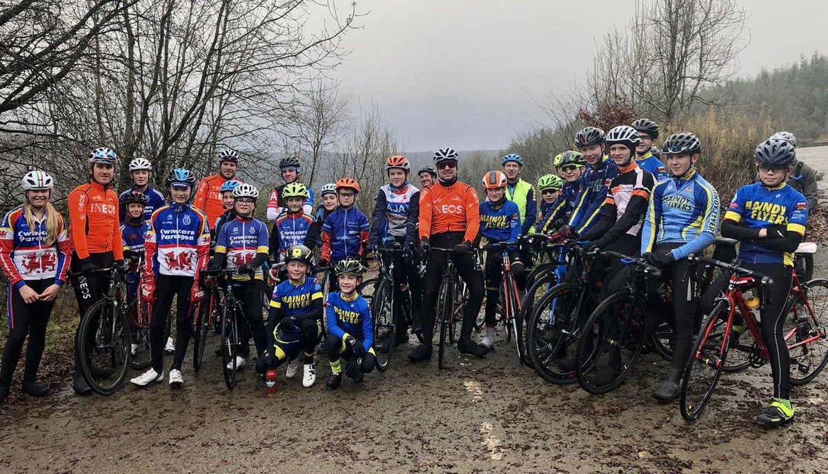 CwmcarnParagon's tweet photo. @GeraintThomas86 @LukeRowe1990 @owaindoull Canβt thank you enough for giving up your time to spend riding with some young Welsh riders. Dioch #inspirational https://t.co/1wYAU1cgpk