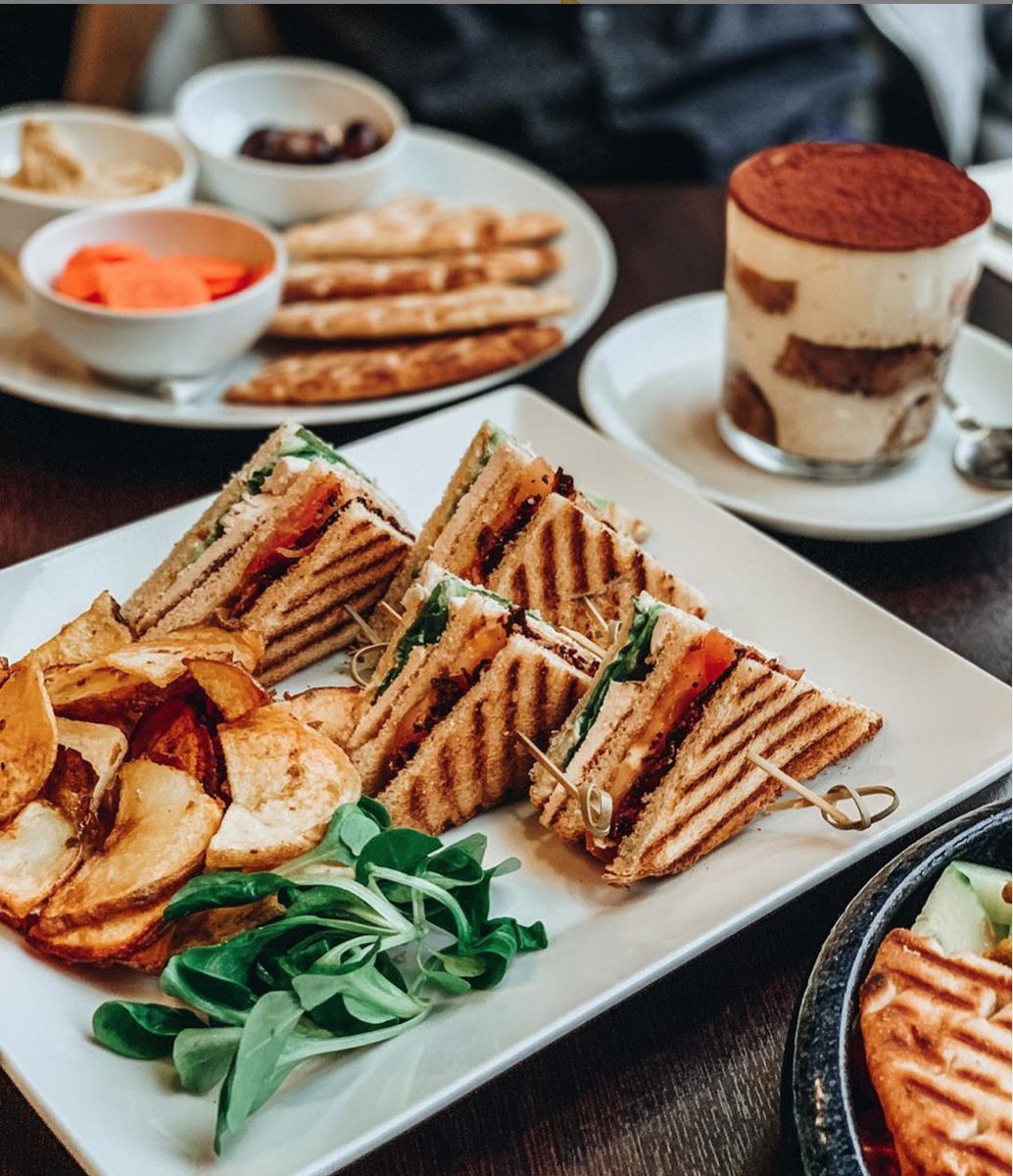 HISTORIE SENDVIČE?
Celosvětově známý club sandwich vznikl v 19. století v newyorském casinu, aby se hráči dobře najedli a zároveň mohli stále hrát. No, není divu, že se jeho popularita drží až dodnes, je skvělý! Milujeme ho všichni! 🥪 Přijďte ho zkusit k nám do #cacaoprague ❤️