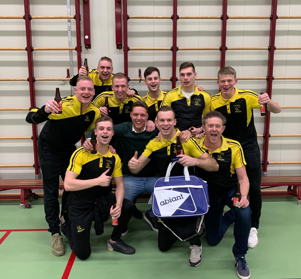 abiantwerkt's tweet photo. 'Onze' Karel Boer (Abiant Emmen) opent in de Drenthehal in Beilen het 43e #ProtosWeeringZaalvoetbaltoernooi met good old Martin Drent, om 4 uur later de poulewinst van 'zijn' @VVBeilen mee te vieren 😁. Succes in de kwartfinale mannen!  #AbiantTeamtas https://t.co/Ti5ZsIpkyw