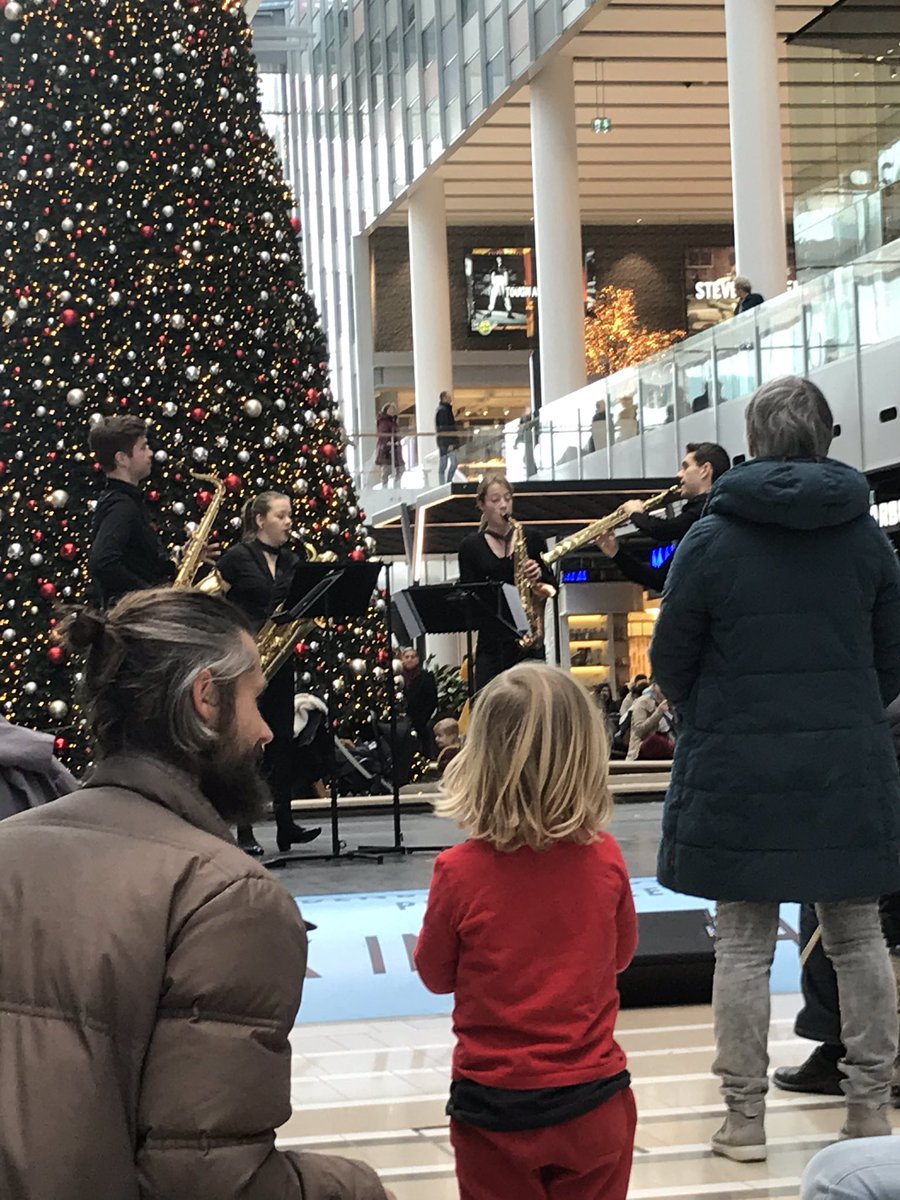 marjonkoenekoop's tweet photo. Even het shoppen onderbreken om naar het Ebonit Saxofoonkwartet in een druk Hoog Catharine te luisteren #ikfu2019 https://t.co/vRmpLpjrVw