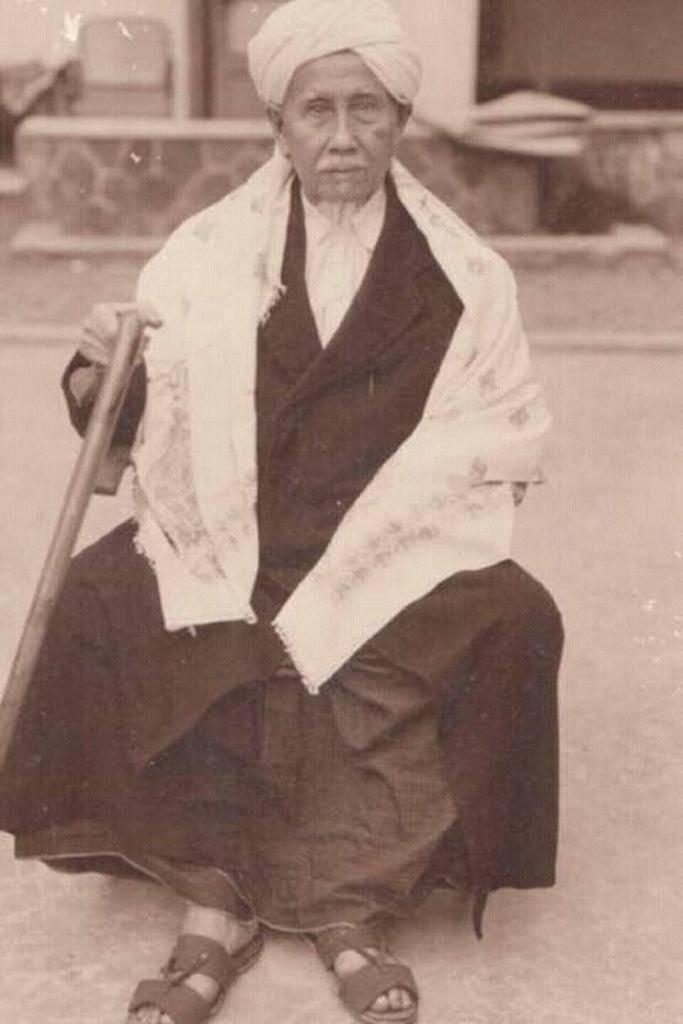 barp1's tweet photo. KH Abdullah Mubarok berasal dari Tasikmalaya, Jawa Barat. Ia lebih dikenal sebagai Abah Sepuh, Pendiri dan pemimpin pesantren Suryalaya, Pagerageung, Tasikmlaya. Selain itu, dia juga seorang mursyid Tarekat Qodiriyyah Naqsababandiyah (TQN) yang diangkat sebagai mursyid tahun 1908 https://t.co/8GBDDpNqDG