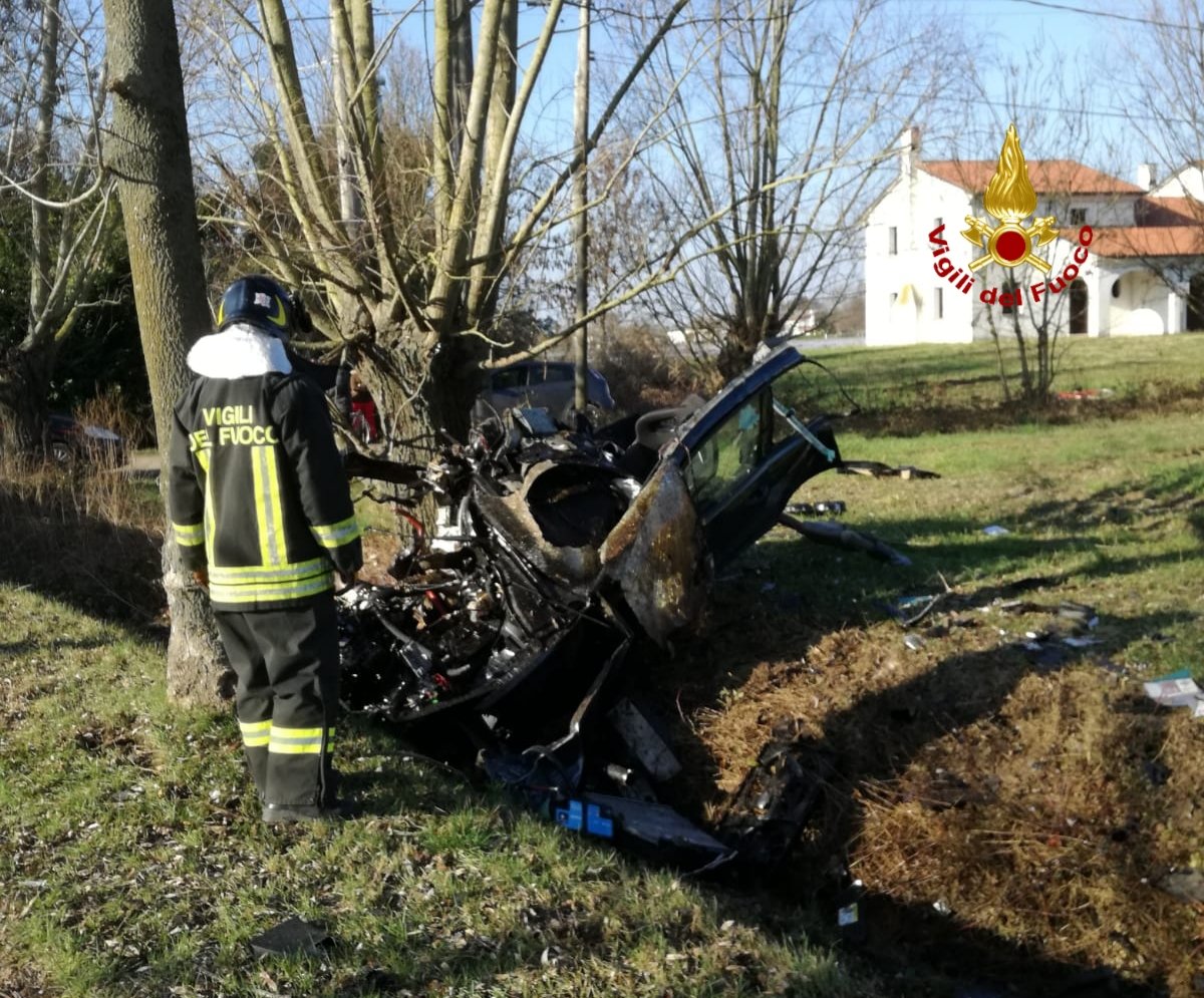 vvfveneto's tweet photo. #29dicembre #Scorze(VE), auto contro un platano si spezza a metà: deceduto il passeggero, ferito grave l'autista. Soccorsi #vigilidelfuoco @SUEM_Veneto #soccorsiquotidiani https://t.co/YagUEGbOEz
