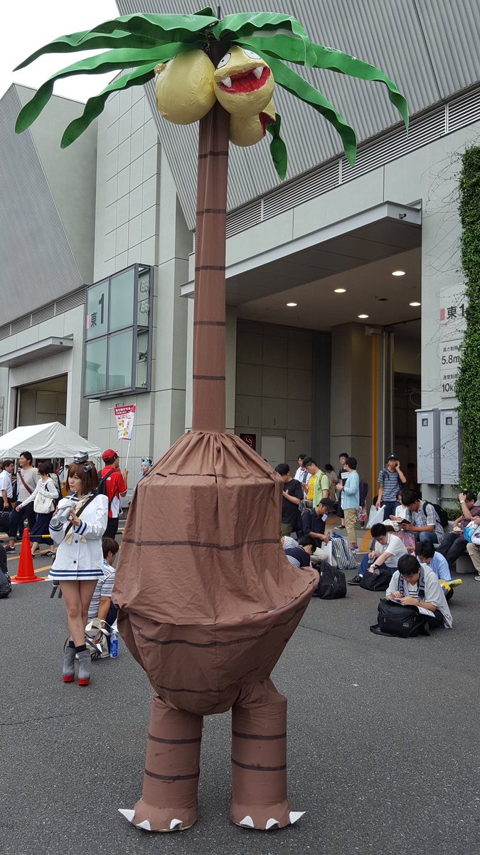 コミケで道標として活躍した全コスプレ最長サイズのニャースを見よ 帰りのゆりかもめで見えた 神々しい C97コスプレ Togetter