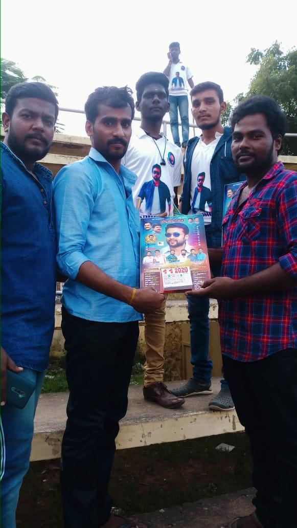 nellaireview's tweet photo. நெல்லை மாவட்ட தலைமை சூர்யா இளைஞரணி சார்பாக பாளை ஒன்றிய சூர்யா இளைஞரணிக்கு காலண்டர் வழங்கியபோது.... thanks @siva_anjaan @martindaniel082 @TvlSFC 
@Suriya_offl https://t.co/aMYQwk5ZUw