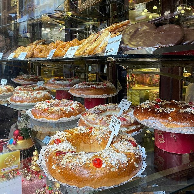 Para tener 165 años, estos roscones de Reyes no están nada mal, ¿verdad? 🤔

Ahora en serio, imagino que aunque El Riojano haya conocido 3 siglos diferentes, habrán cambiado los roscones del escaparate 😆

Según mi experiencia, hay roscones y ROSCONES,… ift.tt/2SHpQvT