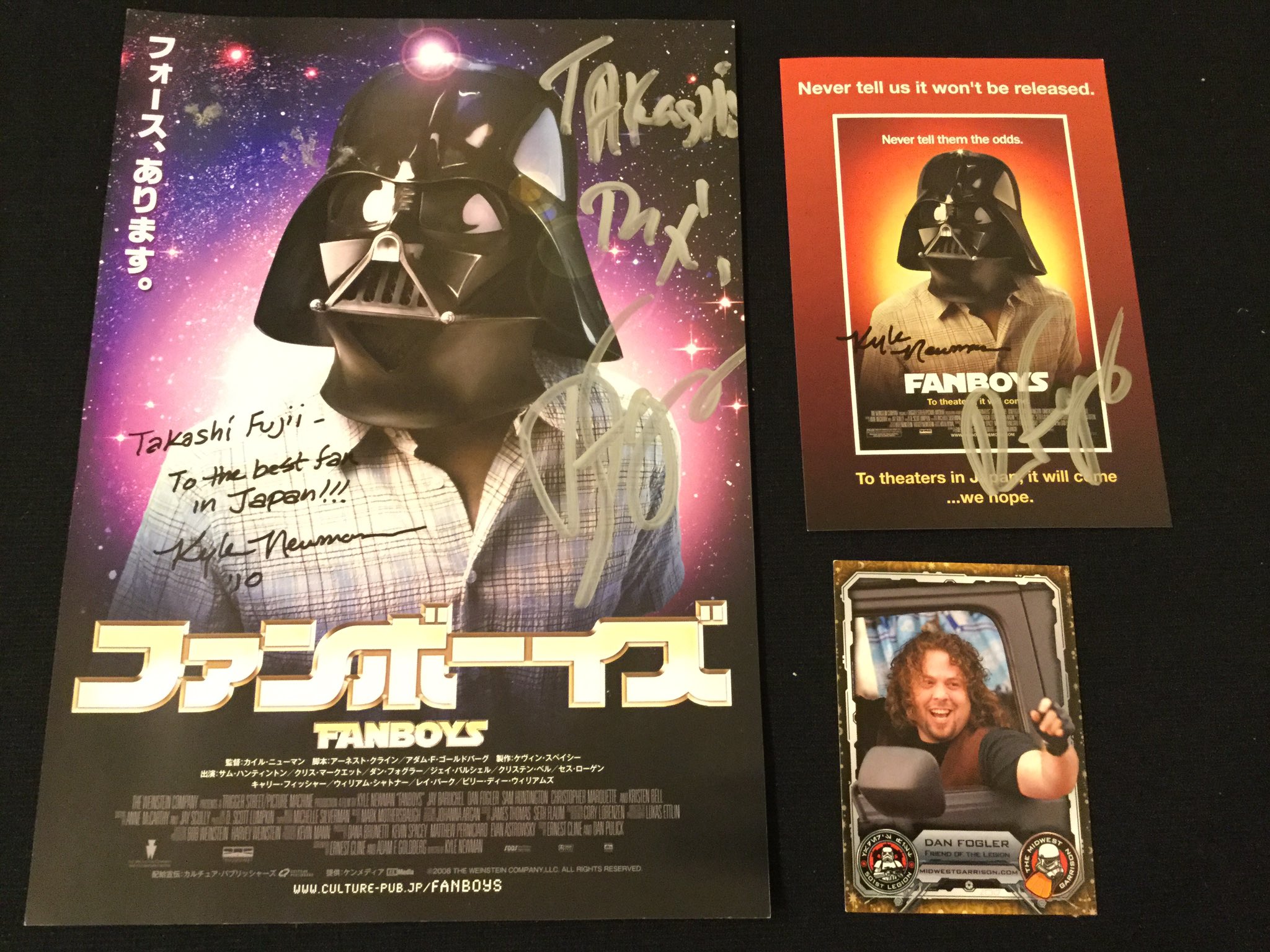 スター ウォーズ ウェブログ Sur Twitter ハリコン にて スターウォーズ ファンを描いたコメディ映画 ファンボーイズ でハッチ役を演じた ダン フォグラー さんから 日本公開署名運動のポストカードと 劇場公開時のチラシにサインを頂きました 黒字は以前