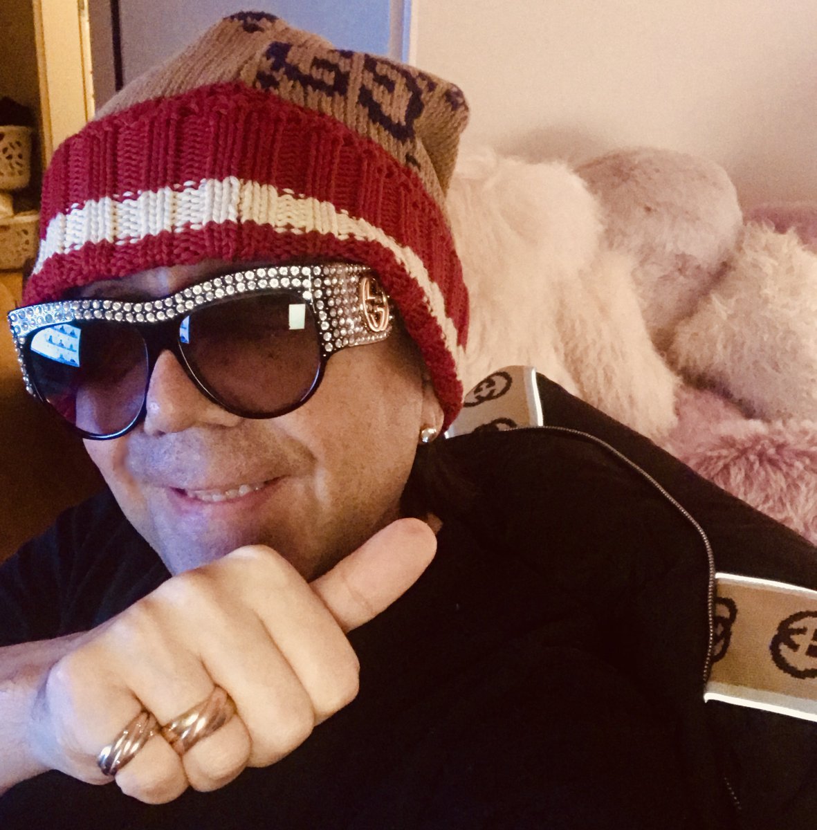 mikeshiva's tweet photo. BALD IST ES SOWEIT UND ES IST SILVESTER
ICH FREUE MICH DARAUF
AUSSER DIE KNALLEREI WEGEN UNSEREN LIEBEN TIEREN https://t.co/I8UtlO4T8z