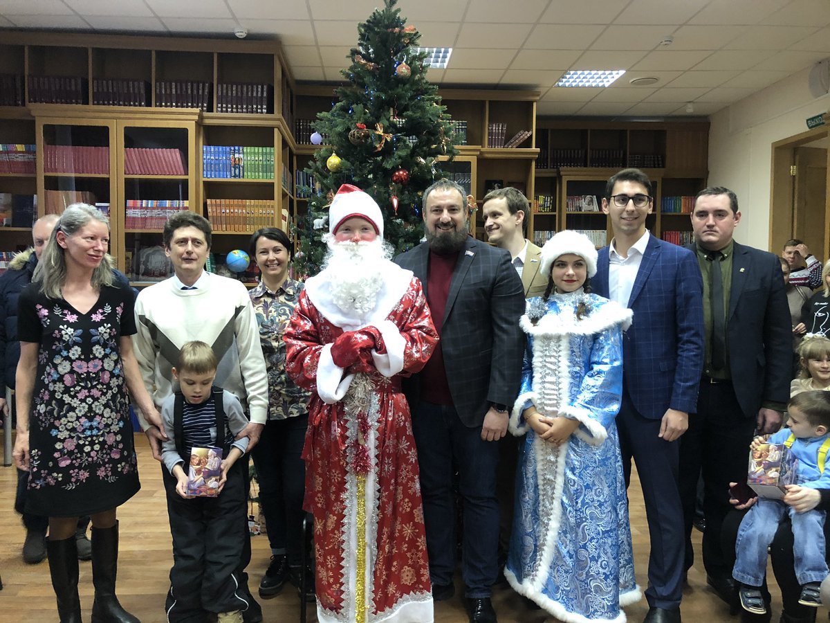 OMPSamRa's tweet photo. 28 декабря наш парламент завершил череду новогодних мероприятий и организовал ёлку для детей с ОВЗ в @spb_samara1970. Сладкие призы вручили детям депутаты @SamSovDep: @av_medvedev08, @ragimov063, @camapa1970, @Litvinenko_Vit, @OTiumina🎁🎄🎅🏼#СамарскийРайон #ОМПСамРайон https://t.co/ij0CFAqEpl