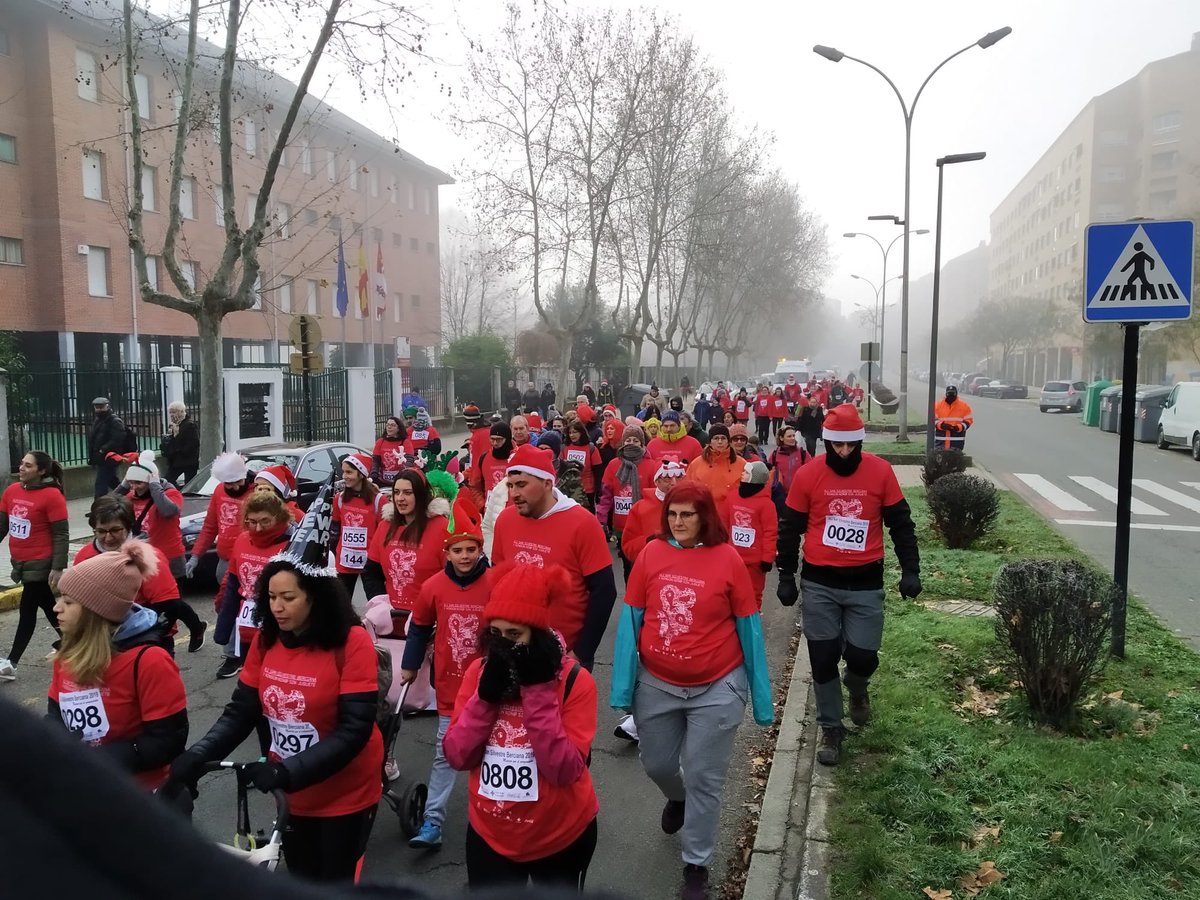 AytoPonferrada's tweet photo. Más de un millar de personas de todas las edades y ataviados con disfraces de Papá Noel desafiaron a las bajas temperaturas participando en la popular San Silvestre, que este año llegó a su XLI edición.
También se disputó la V edición de la carrera Ningún Niño Sin Juguete https://t.co/NvafMbMcRL