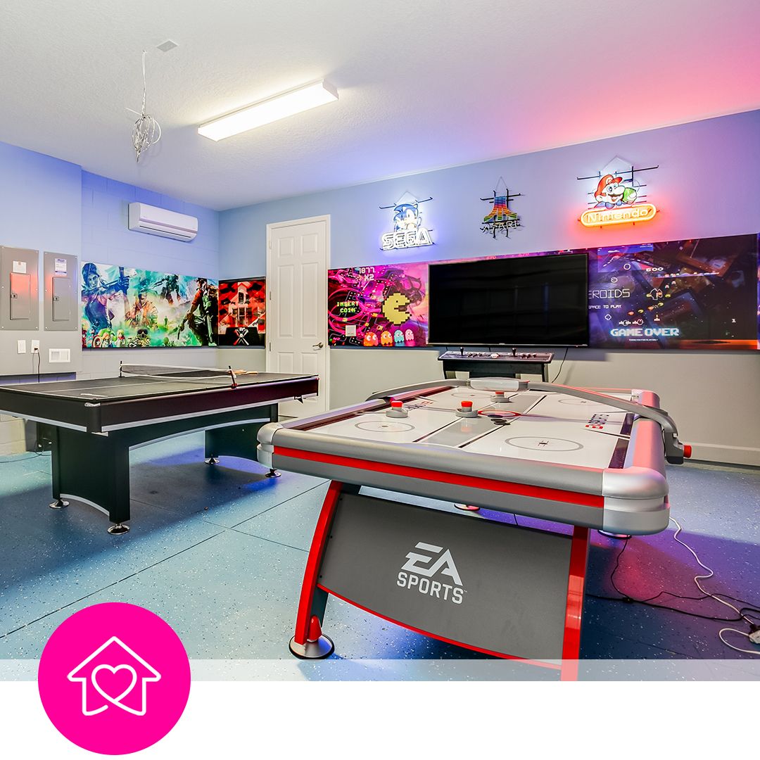 The interior looks like it was pulled from the pages of a design magazine 😍 Challenge your friends to some friendly competition in the #gameroom 😎 Book now @CasiolaUS: casiola.com/booking/7004-o…
#SolterraResort #CasiolaVacationHomes #VisitOrlando #Travel #VacationHomeRental