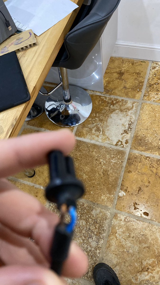 1mrmilo's tweet photo. @SonosSupport is this a know problem with play 5 UK power cables? https://t.co/88eWVc6Jbw