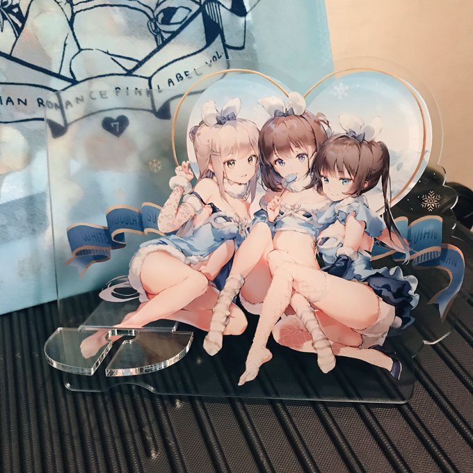 アクリルスタンド、結構大きいです。横サイズ19センチほど?
他にもブランケットやタペストリーの写真も撮りたかった…! 