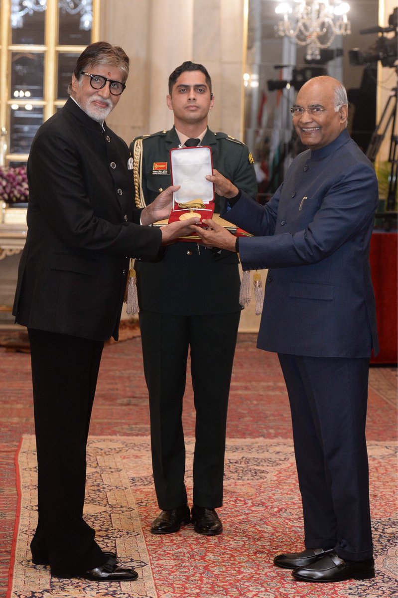 rashtrapatibhvn's tweet photo. राष्ट्रपति कोविन्द ने श्री अमिताभ बच्चन को सिनेमा में उनके उत्कृष्ट और अमूल्य योगदान के लिए दादा साहेब फाल्के पुरस्कार से सम्मानित किया। पाँच दशकों से अधिक की अपनी अभिनय यात्रा में उन्होंने भारत और दुनिया भर में अनेक पीढ़ियों का मनोरंजन किया और उन्हें प्रेरित भी किया।@SrBachchan https://t.co/LuHsFr5qzW