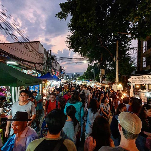 marmaz's tweet image. Sunday walking street, in una città dove si soffoca per lo smog appena possono le persone invadono letteralmente le strade.

#chiangmai #tailandia #lesscars #fewercars #asia2020 #traffico #pedestrian #pedoni #zonepedonali