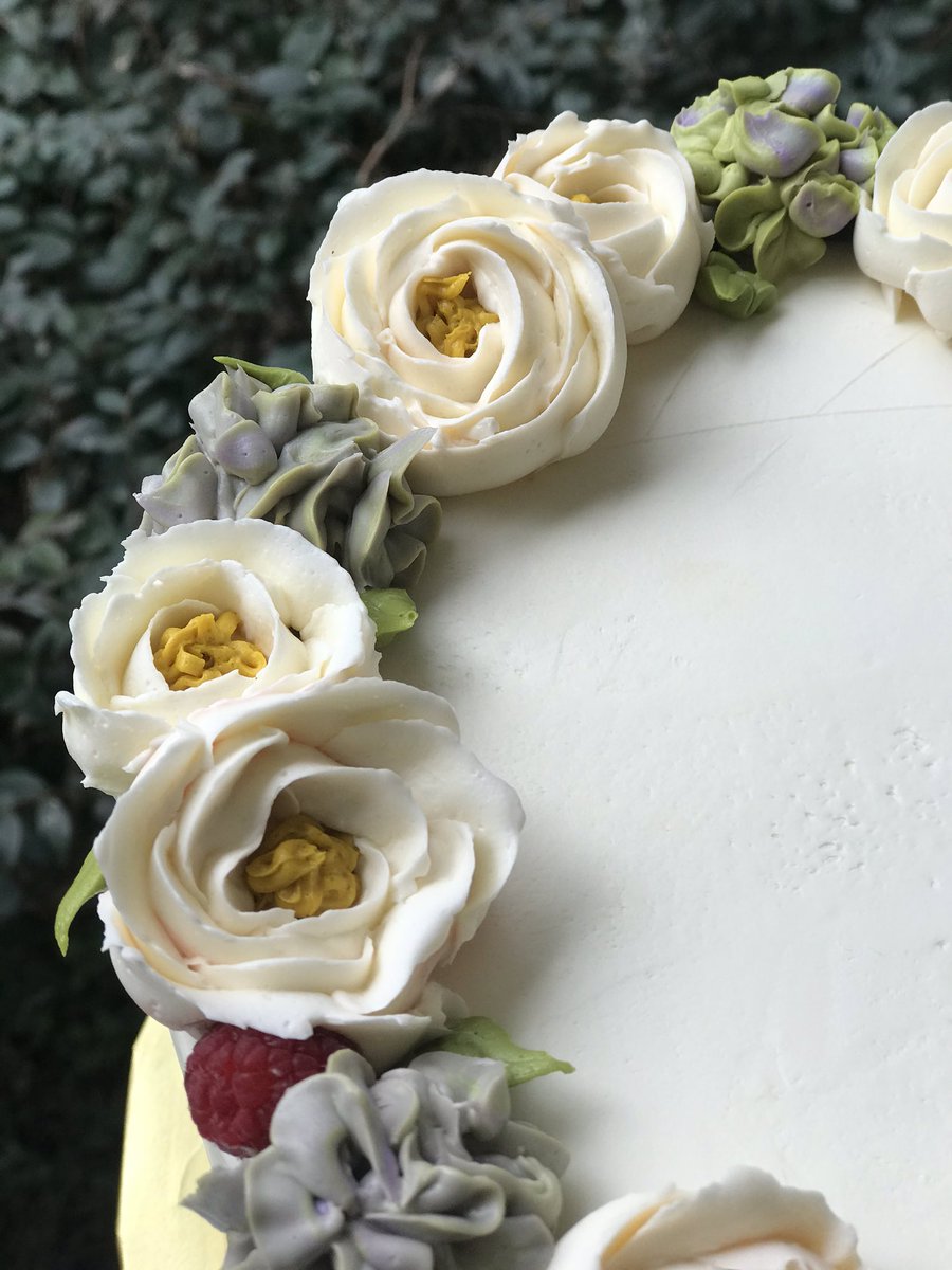 mercicakes's tweet image. #buttercream all the way! Going back to my roots this weekend.... now that gingerbread season is over😂🤣😂 #bringonthenewyear #lookingforward #2020 @FoodNetwork