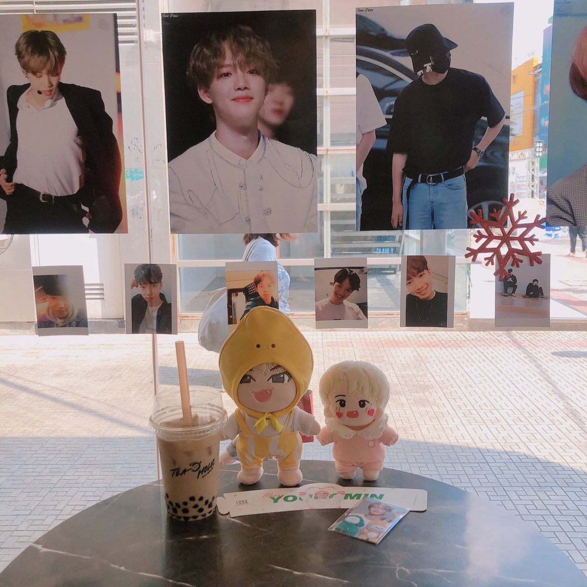 guinnguinnn's tweet photo. วันก่อนได้พาน้องกล้วยกับน้องบลอนด์ไปหาพิยองมินมางับบ คาเฟ่จัดดีมากๆ ถึงจะเล็กแต่แปะรูปไว้ได้น่ารักมากๆเลย เครื่องดื่มก็อร่อยค่ะ เป็นร้านที่ทำชานมไม่หวานได้ไม่หวานถูกใจมากๆๆ ขอบคุณที่จัดทำงานนี้ขึ้นมานะคะ ประทับใจสุดด❤️❄️🎄  #BeMyWinter1225 https://t.co/uwxrYqoN2p