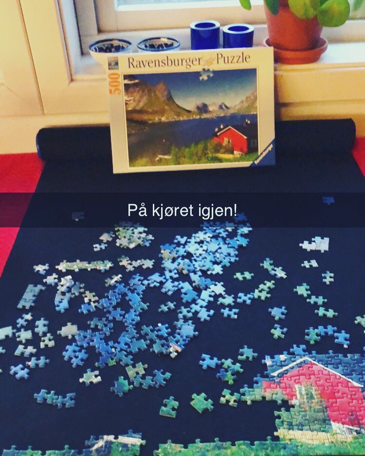 elinestien's tweet photo. Deilig å være 55 år i romjul! Langfilm, puslespill og murstein. #nullstress https://t.co/e9F3mKlz1K